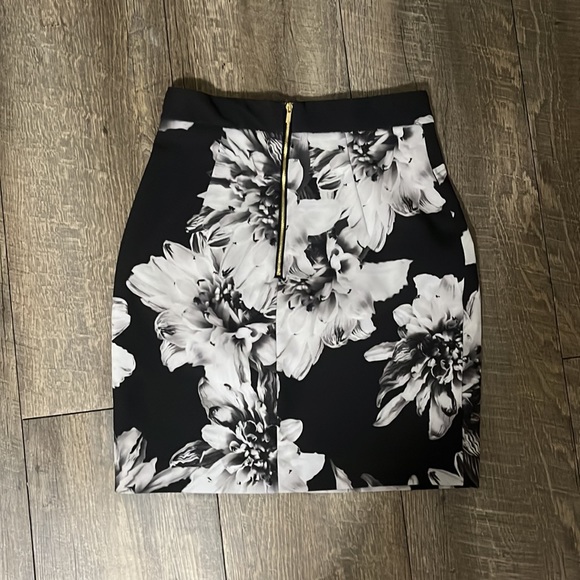 H&M PENCIL SKIRT - Picture 2 of 4